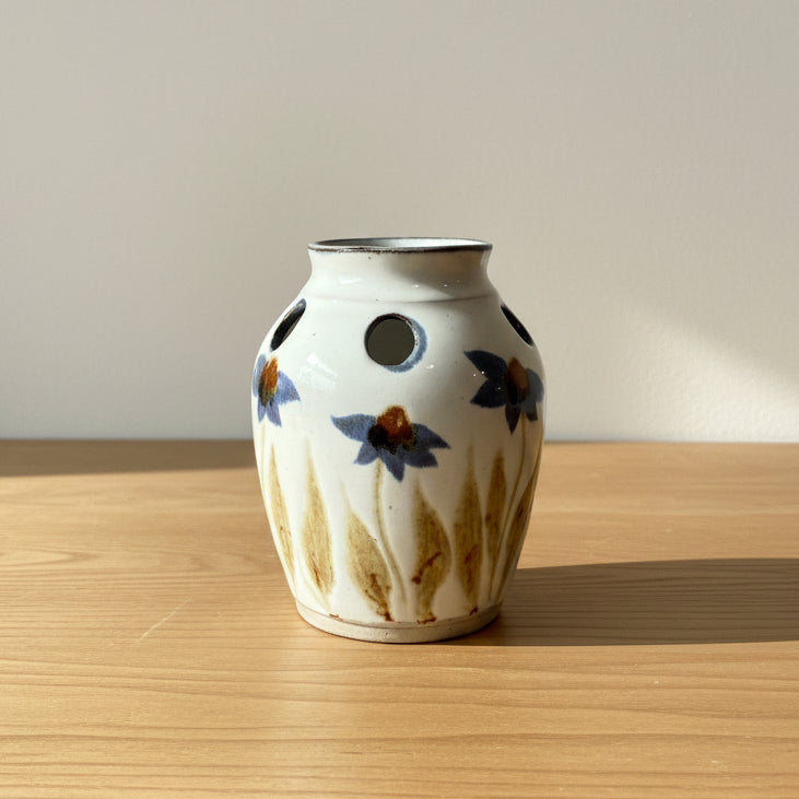 Small vase with pained flral details