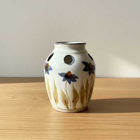 Small vase with pained flral details